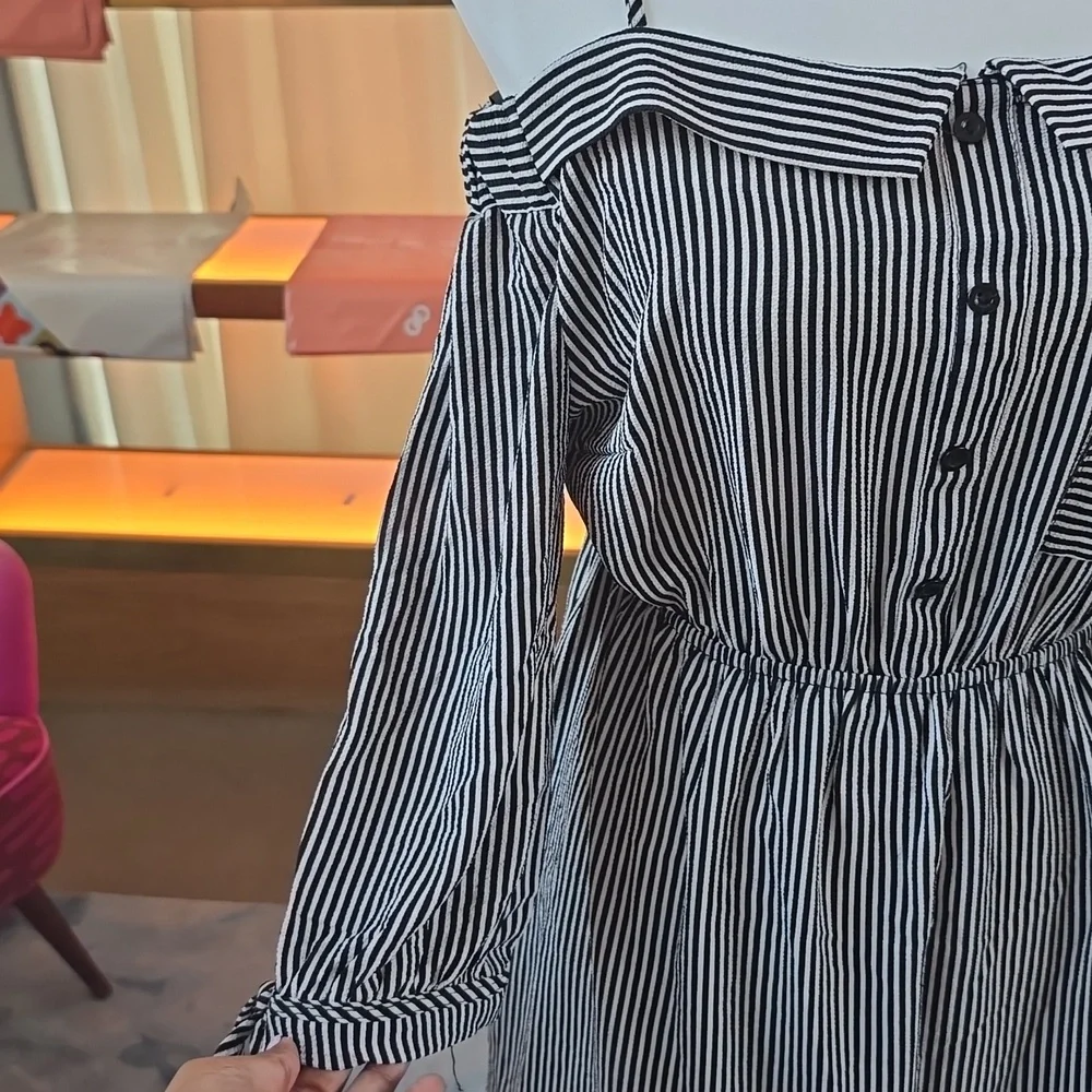 #29.Monteau Black and white stripe dress - Picture 5 of 6
